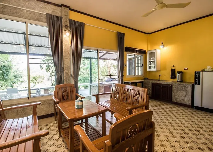ที่พักพร้อมอาหารเช้า Baan Naratawan 3*